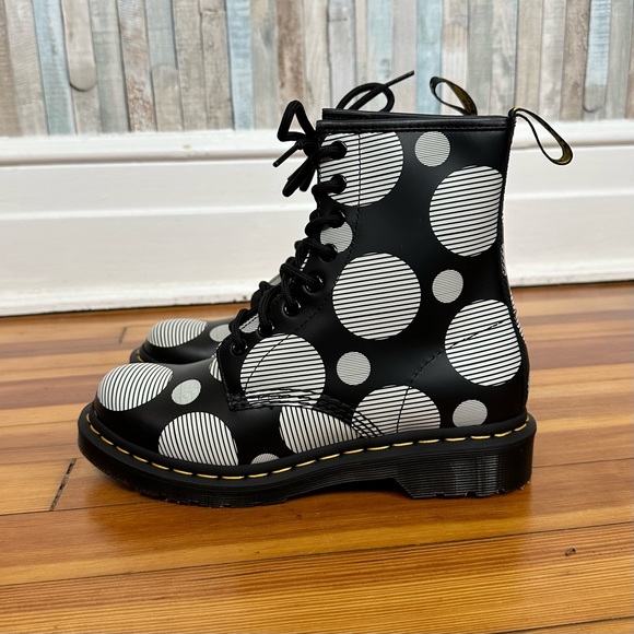 New Dr Martens 7 Black Polka Dot Print 1460 Boot Lace Up Combat Lug Sole Doc - Picture 3 of 12
